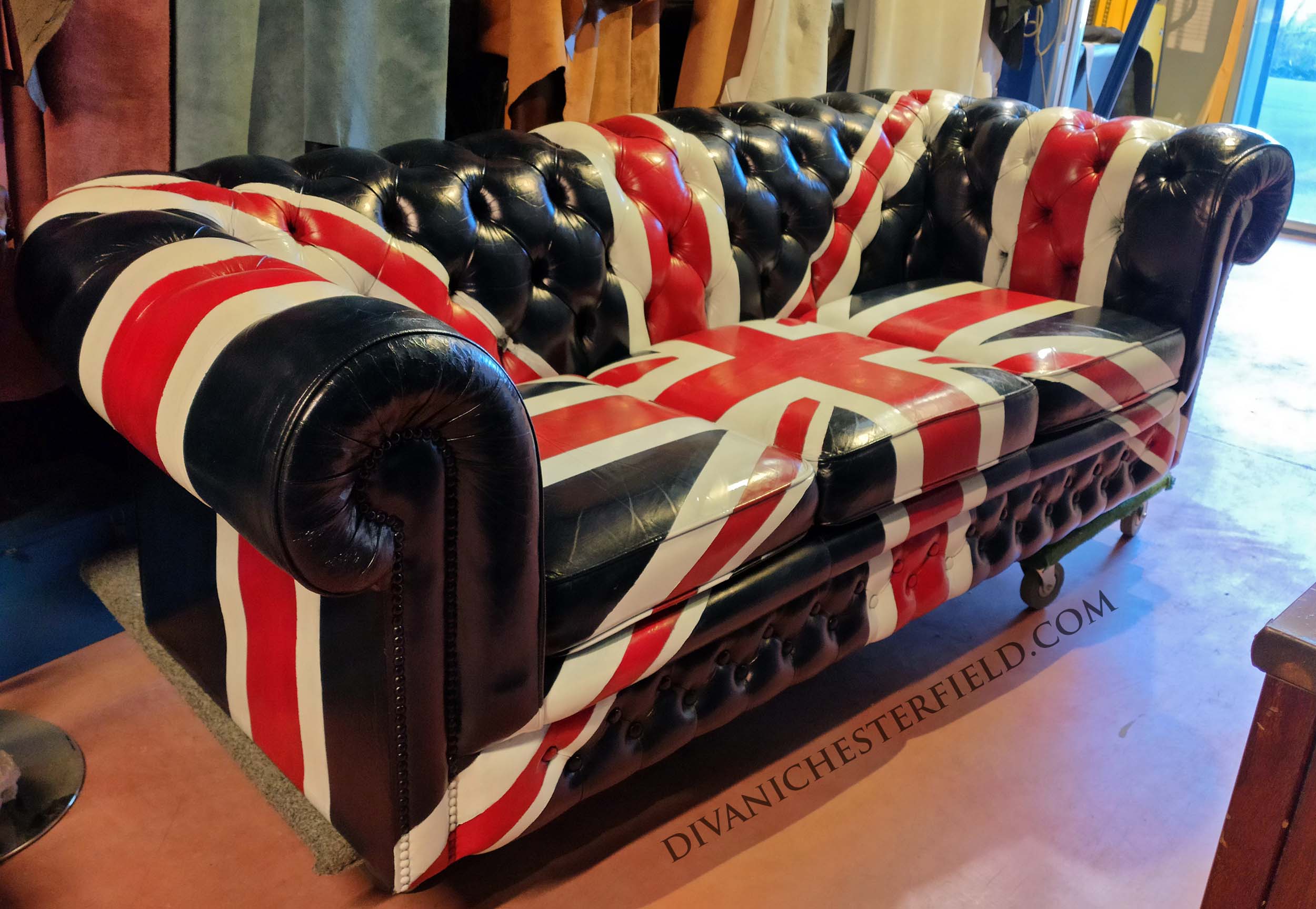 Divano chesterfield bandiera inglese Union Jack dipinta a mano