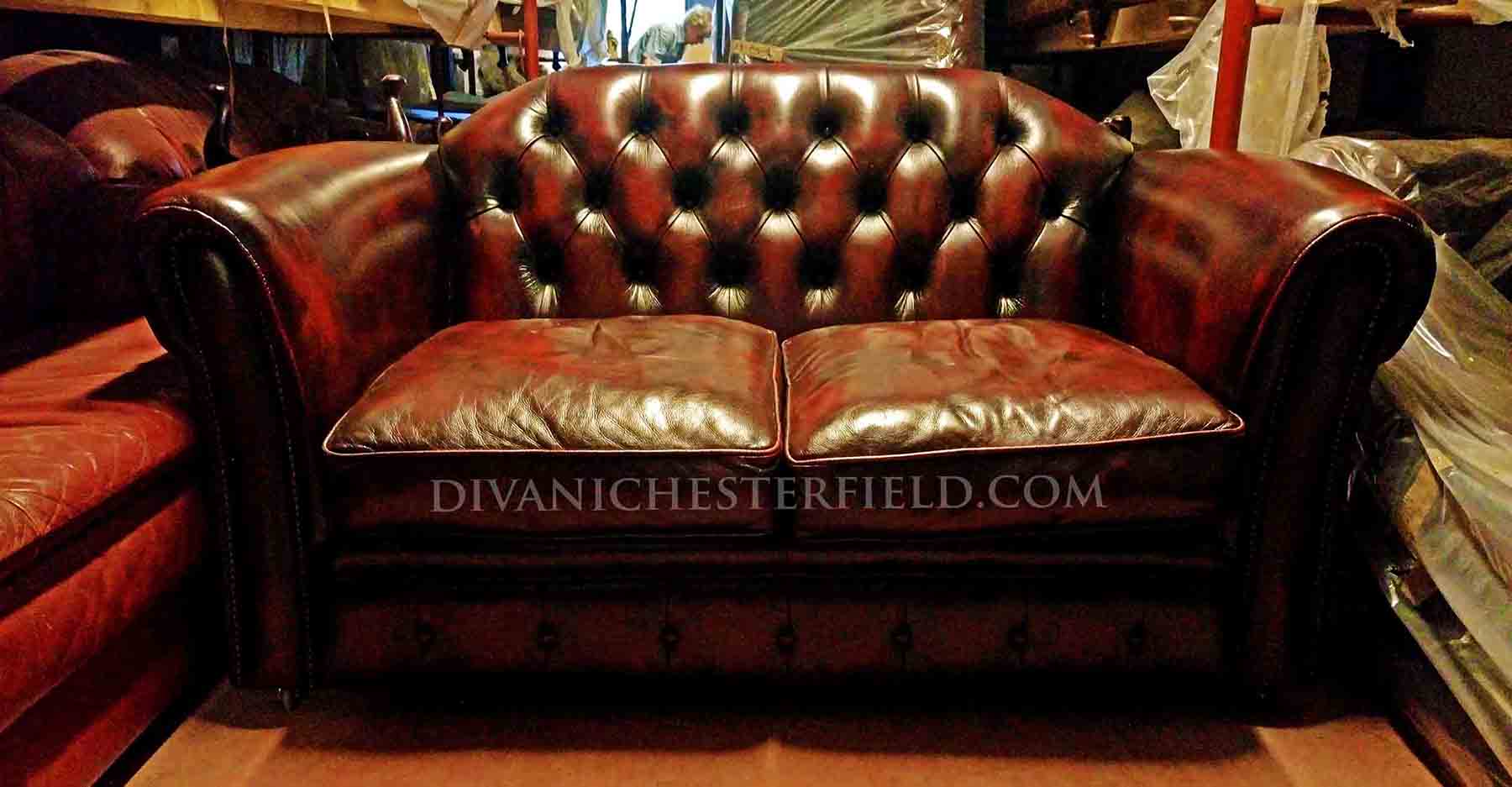 Divano chesterfield due posti in pelle bordeaux schienale rialzato