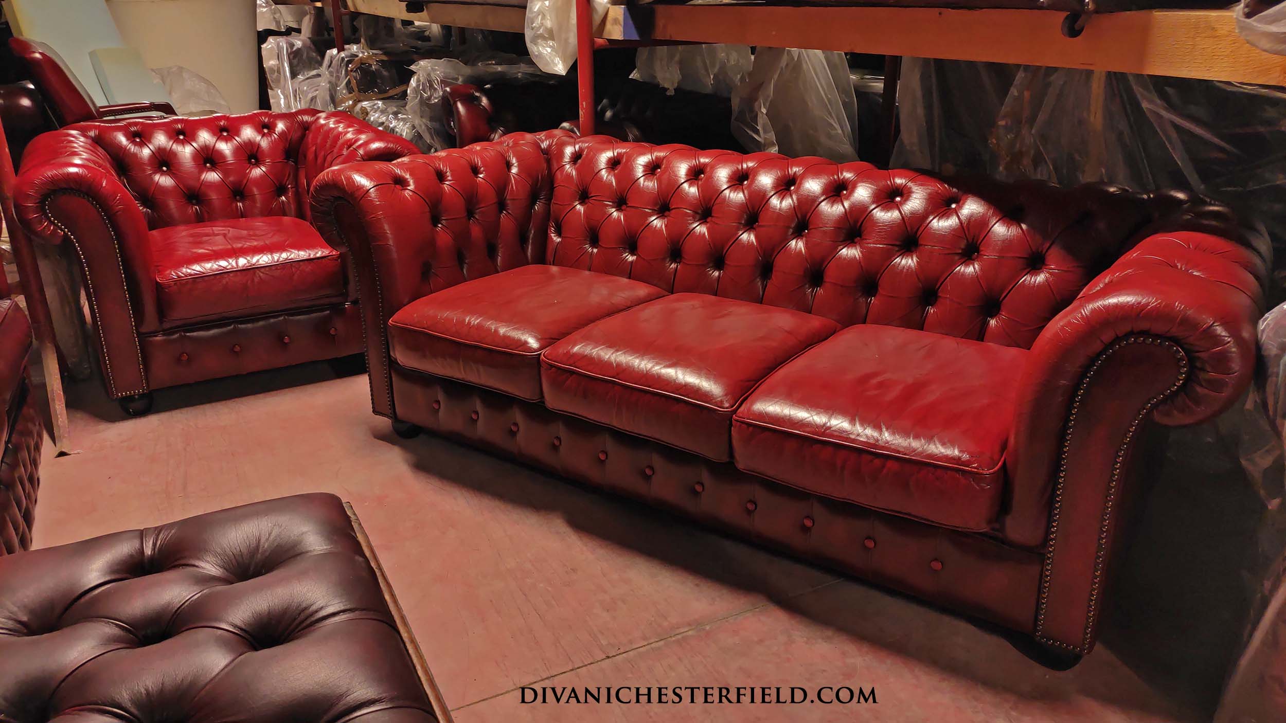 Coppia Divano e poltrona Chesterfield in pelle rossa