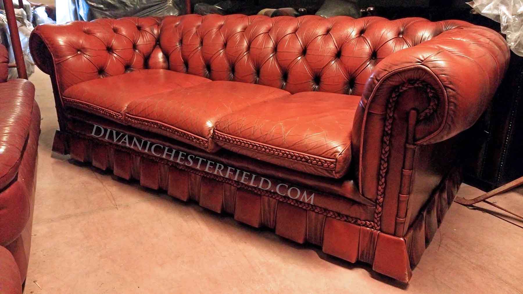 Divano chesterfield pelle rossa vintage originale